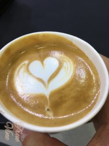 紙コップにラテアート