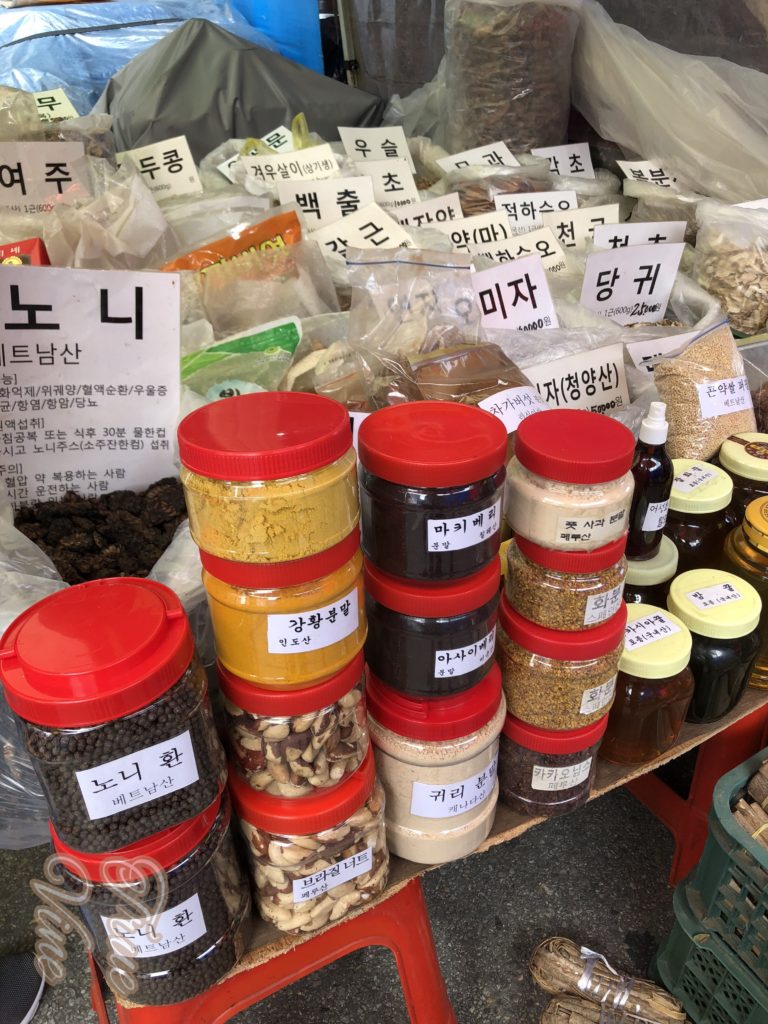 漢薬が並ぶ店先