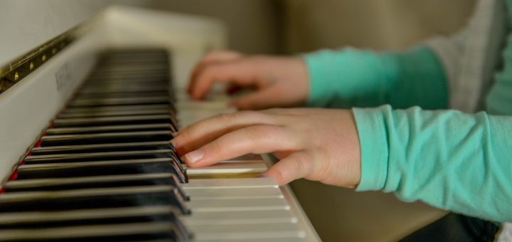 ピアノを弾く子供