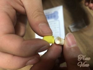 カプセルに薬を詰める